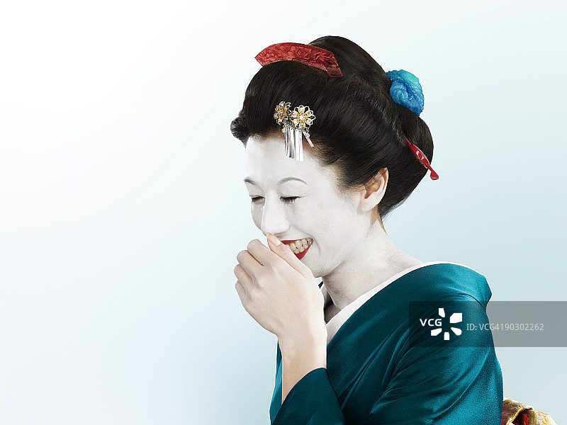捂嘴轻笑的艺伎图片素材