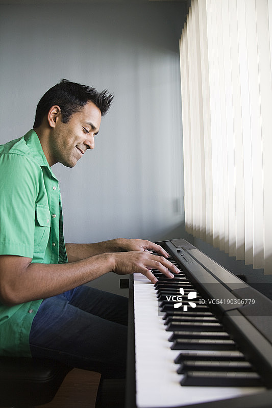混血男人弹电子琴图片素材