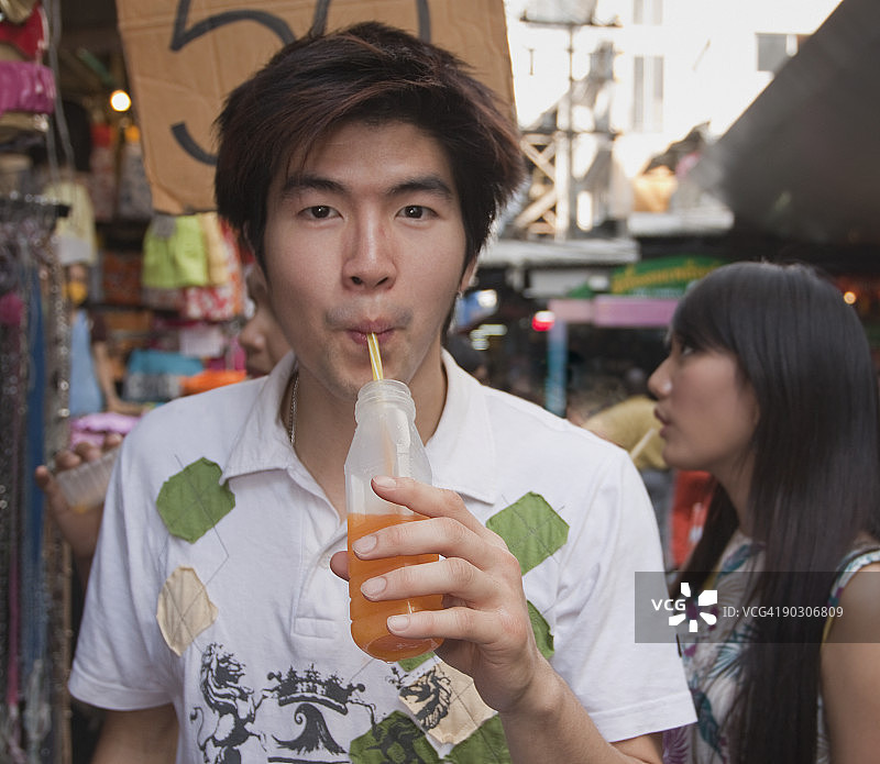 喝果汁的中国男人图片素材