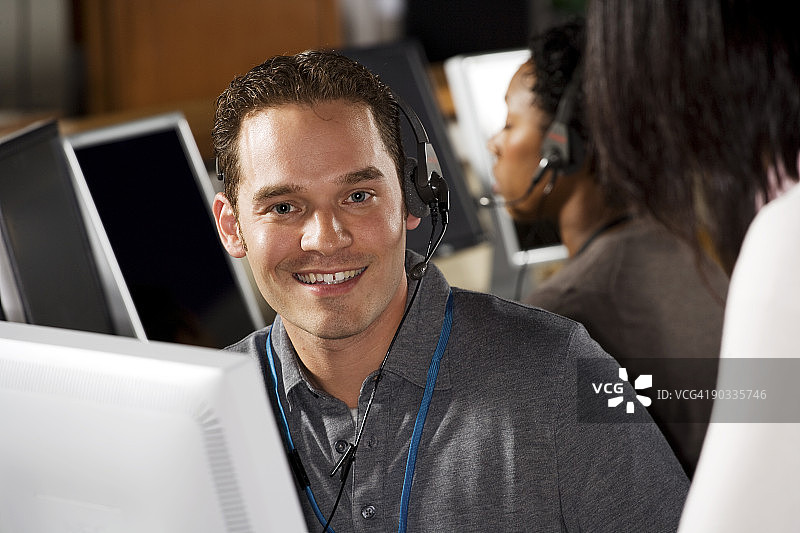 在呼叫中心工作的LG公司员工图片素材