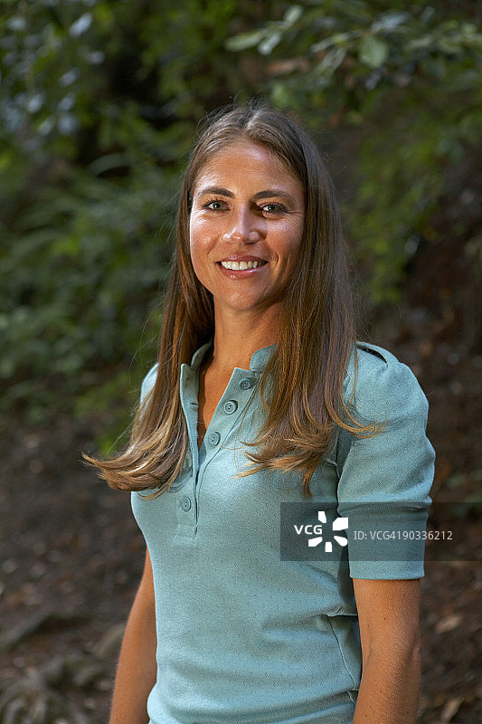 微笑女人享受户外图片素材