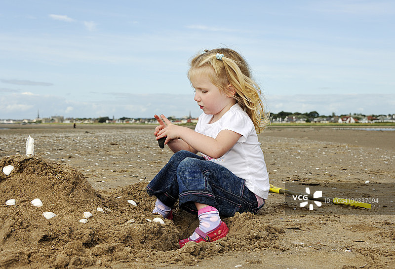 小女孩在海滩上玩耍图片素材