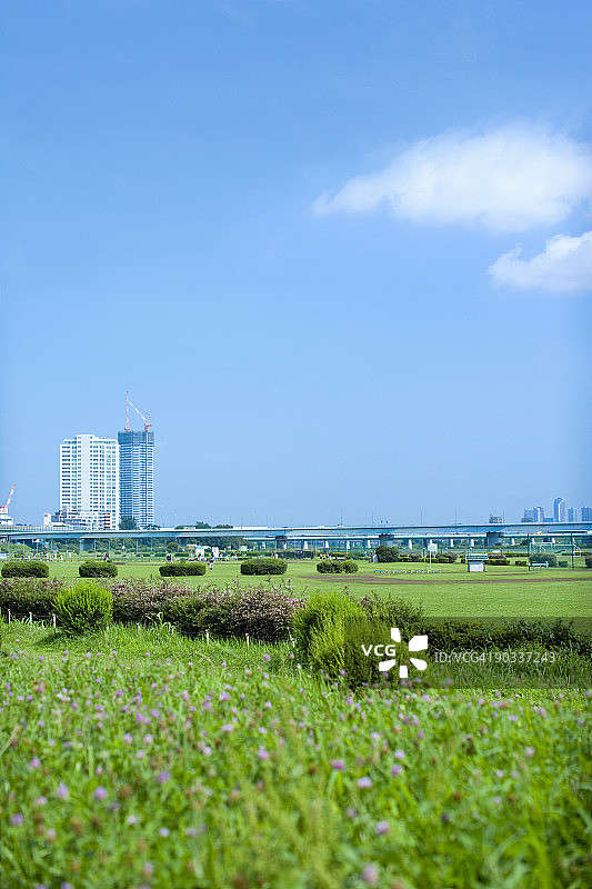 蓝天、河流区域和小镇图片素材