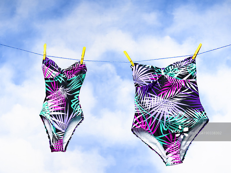清洗中的小号加大码泳装图片素材