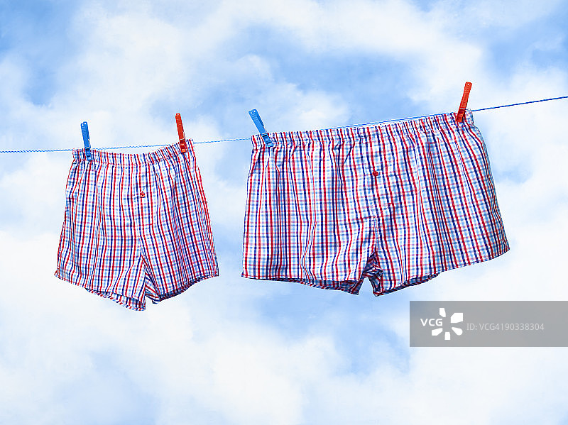 晾衣绳上的小号肥大拳击短裤图片素材