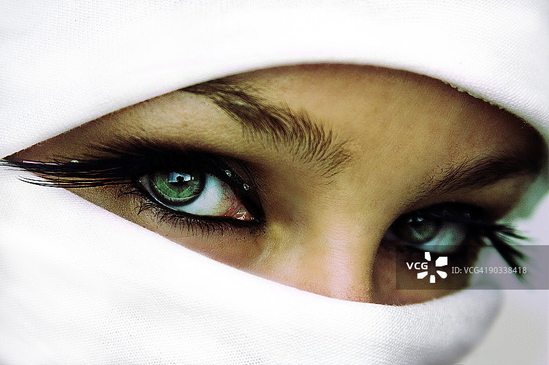 戴着忍者面具、有着绿色眼睛的女人图片素材