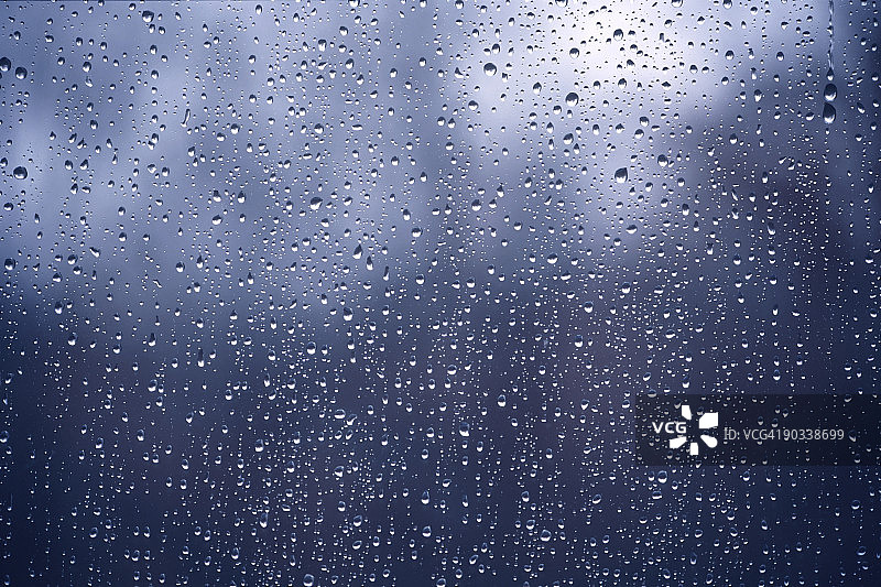 窗户玻璃上的雨滴图片素材
