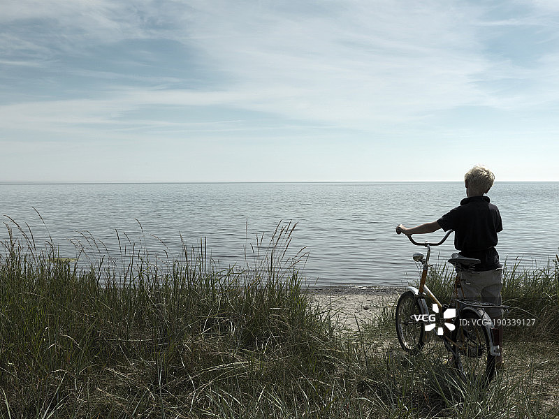 在海边骑自行车的男孩图片素材