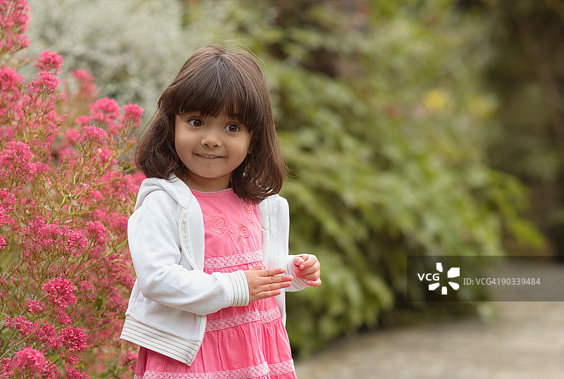 穿粉色连衣裙的女孩图片素材