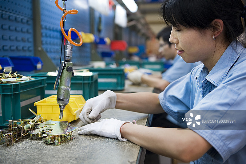 正在组装硬件的女人图片素材