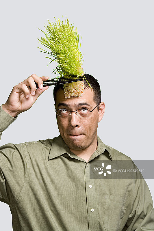 男人梳理用小麦草做的莫霍克发型图片素材