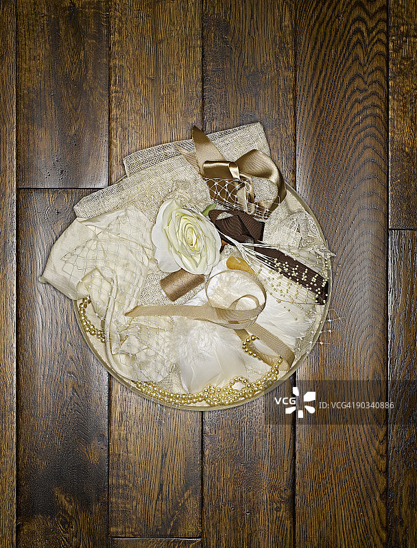 木地板上的缝纫篮图片素材