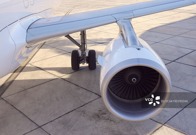 飞机机翼和引擎图片素材