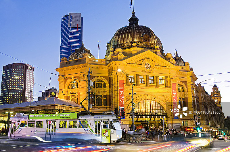 黄昏时分的有轨电车和弗林德斯街车站图片素材
