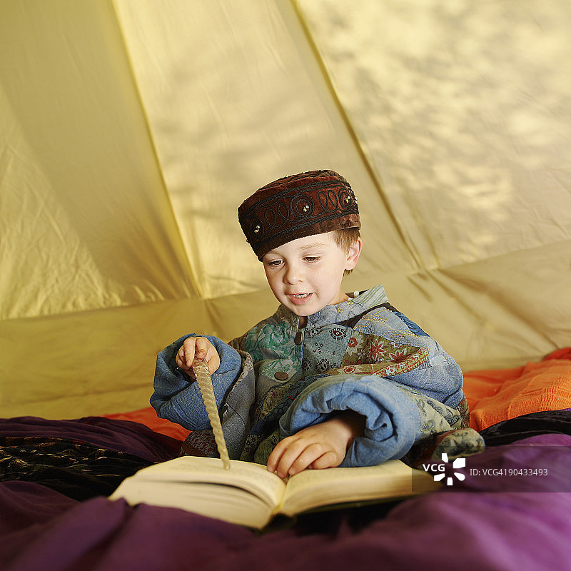 装扮成巫师的男孩图片素材