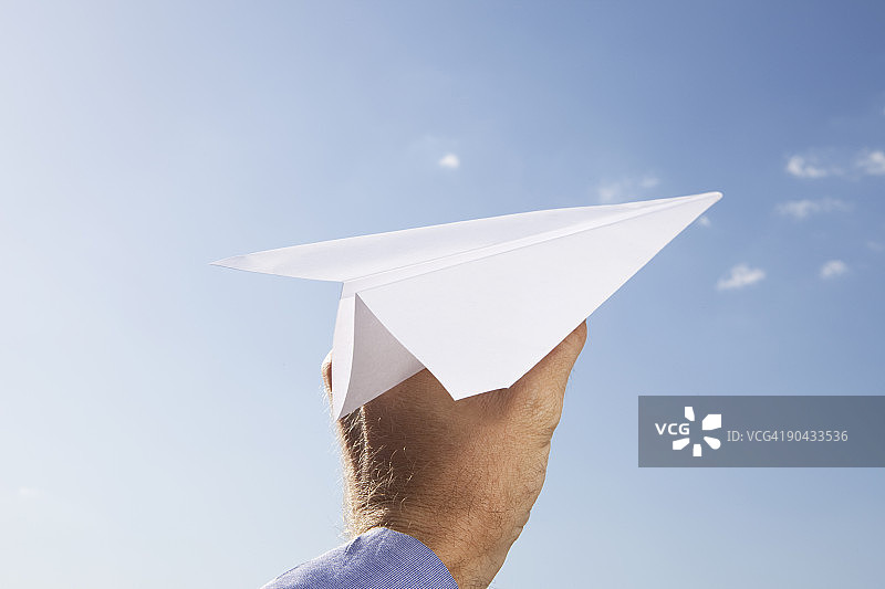 拿着纸飞机的男人图片素材