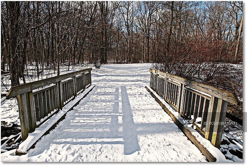 被白雪覆盖的桥梁图片素材