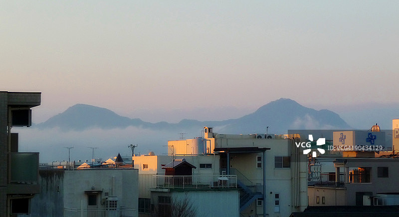 三岛的清晨：山脉图片素材