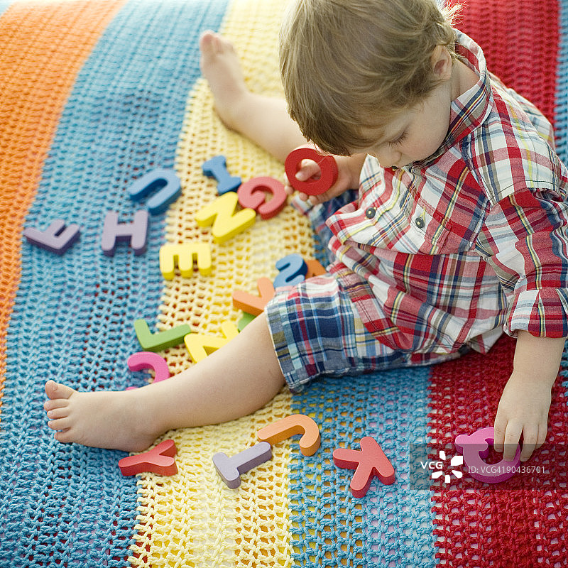 2岁男孩玩字母图片素材