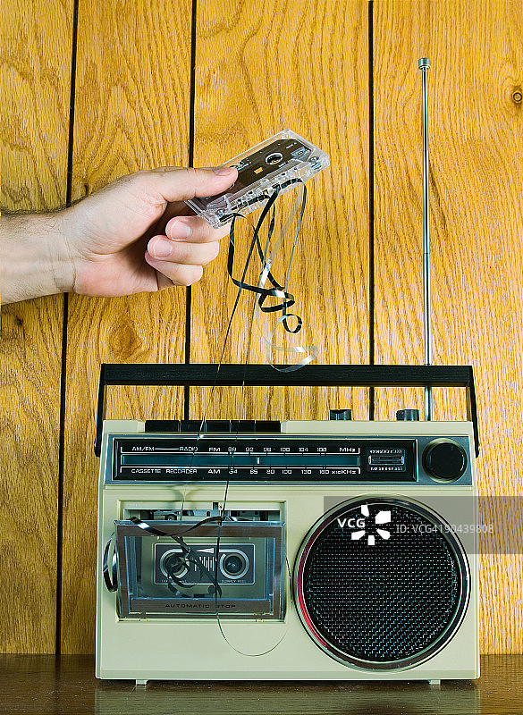 损坏的复古卡式磁带播放器图片素材