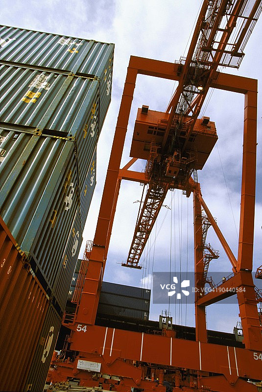 工业起重机和运输集装箱图片素材