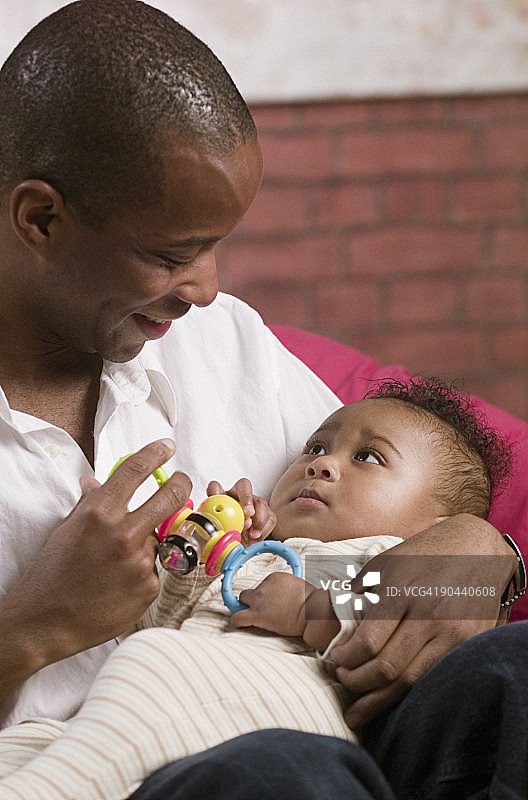 父亲和宝宝玩玩具图片素材