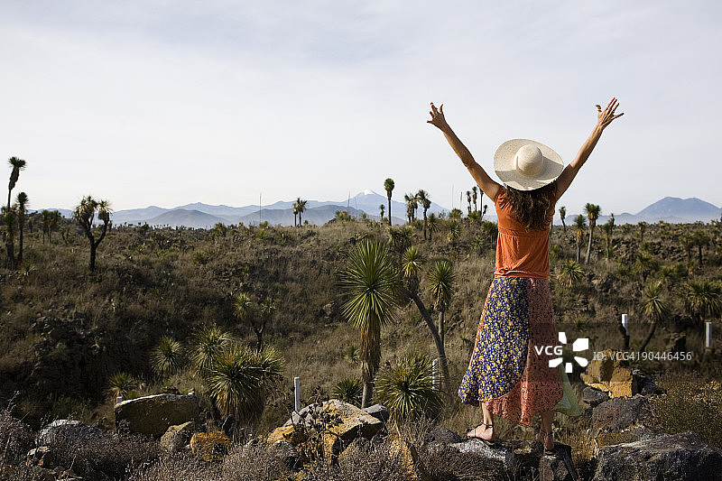 眺望奥里萨巴山的伸展运动的女人图片素材