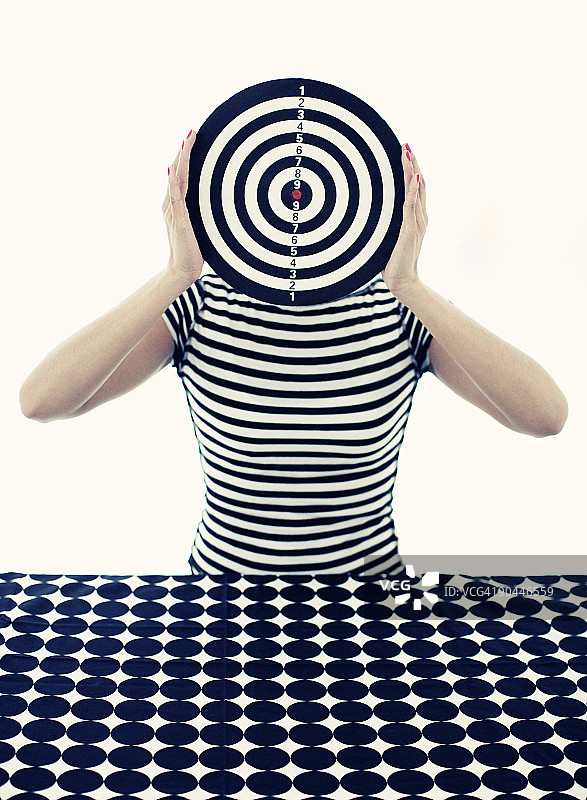 女人手持靶心图片素材