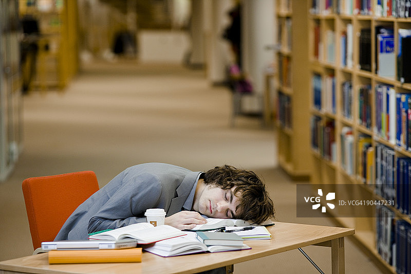 在瑞典图书馆睡着的学生图片素材