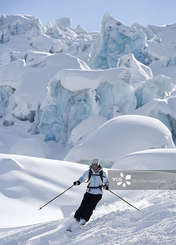 滑雪者在法国霞慕尼滑下山坡图片素材