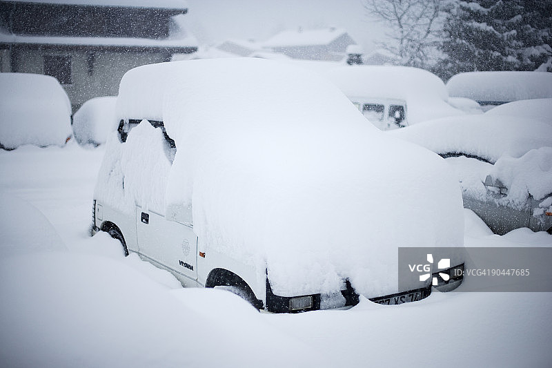 法国霞慕尼停车场被雪覆盖的车辆图片素材