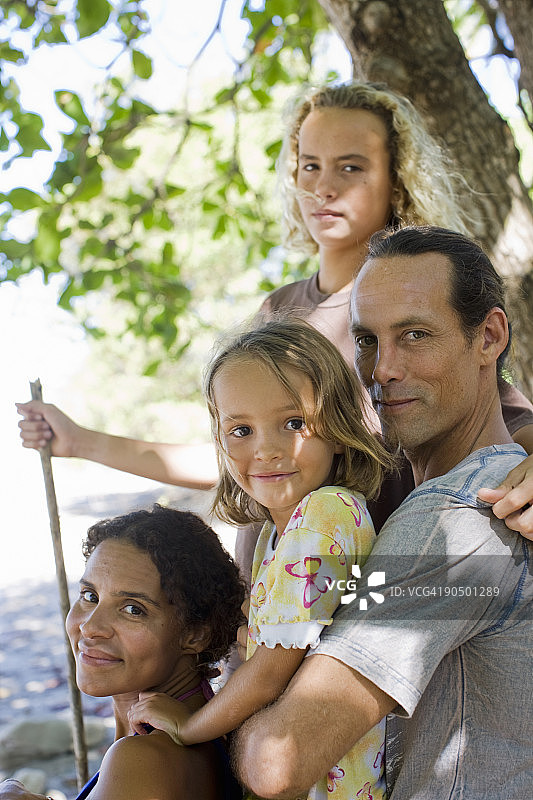 多种族家庭在热带树下休息图片素材