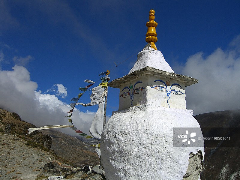 喜马拉雅山风景与佛教佛塔图片素材