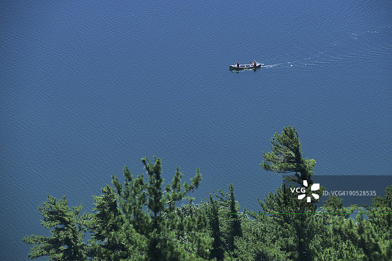 人们在威斯康星州魔鬼湖上划独木舟图片素材