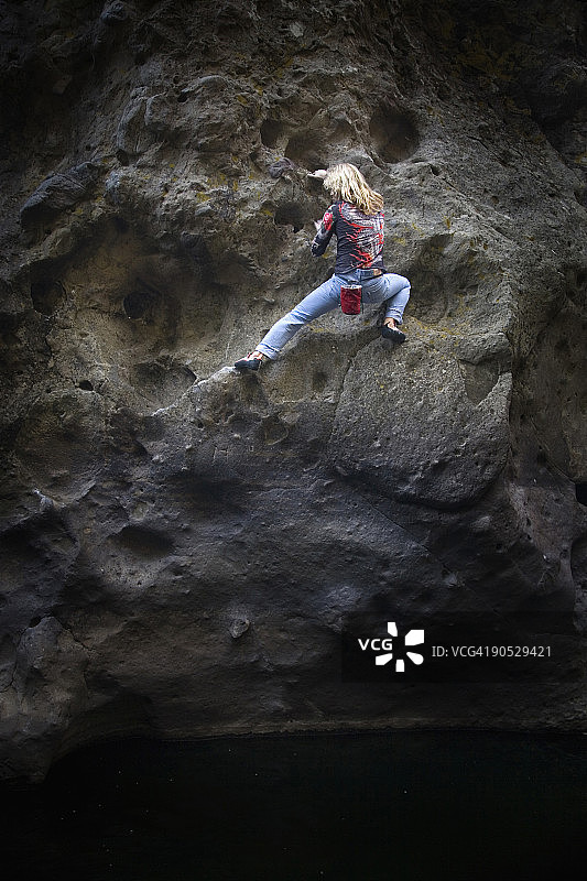 男人在马里布溪独自攀岩图片素材