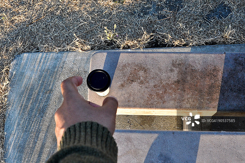 手拿咖啡杯图片素材