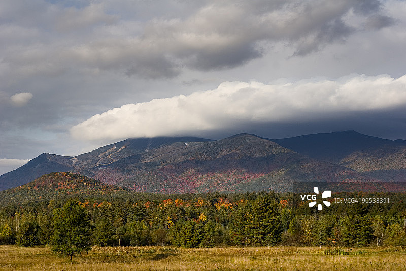 阿迪朗达克山脉上的风暴图片素材
