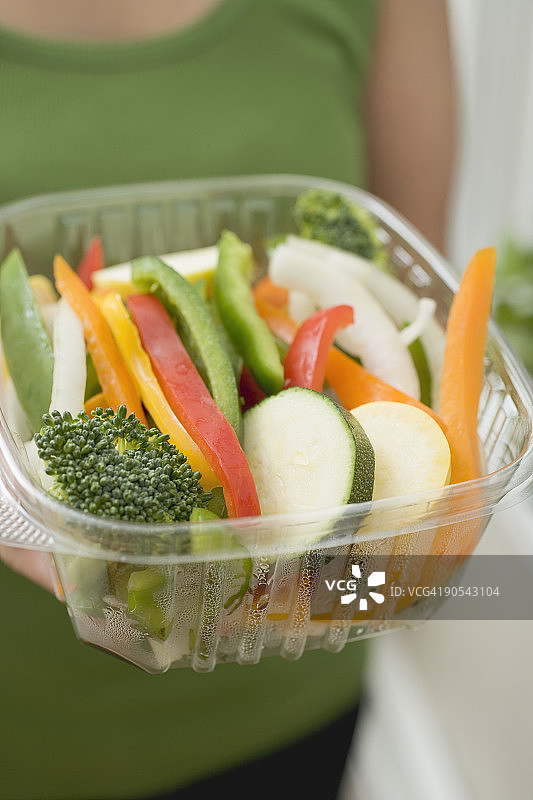 女性手持蔬菜切片塑料盒图片素材