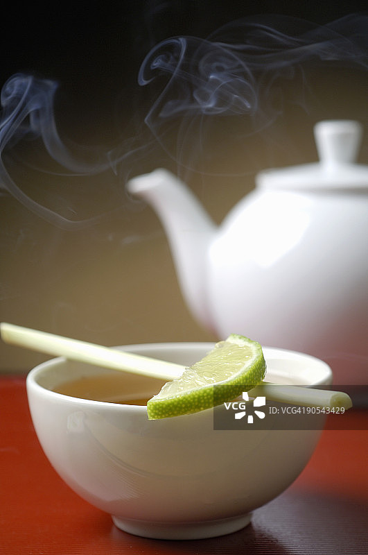 茶壶、茶碗和酸橙片特写图片素材