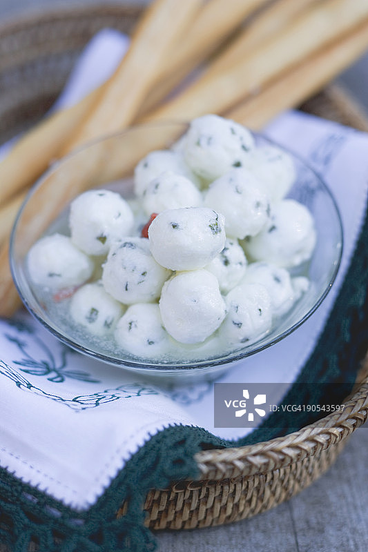 搭配Grissini的腌制马苏里拉奶酪球，特写图片素材