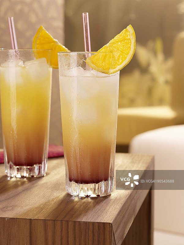 桌上的两杯龙舌兰日出鸡尾酒图片素材