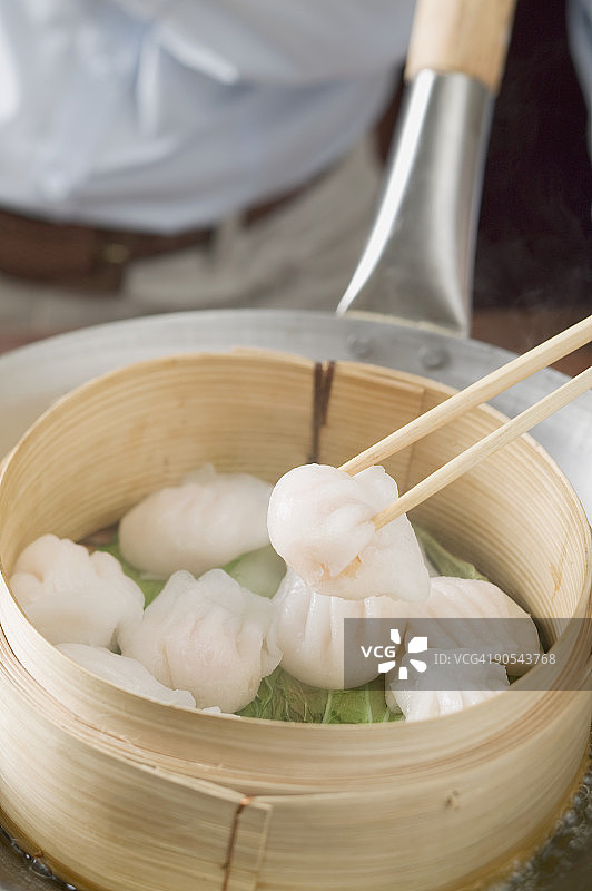 竹笼蒸笼中烹饪点心特写图片素材