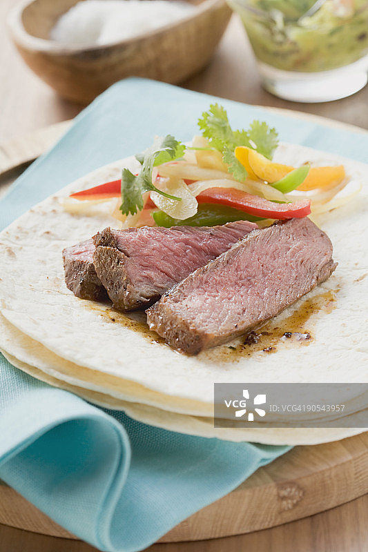 牛肉甜椒玉米饼特写图片素材