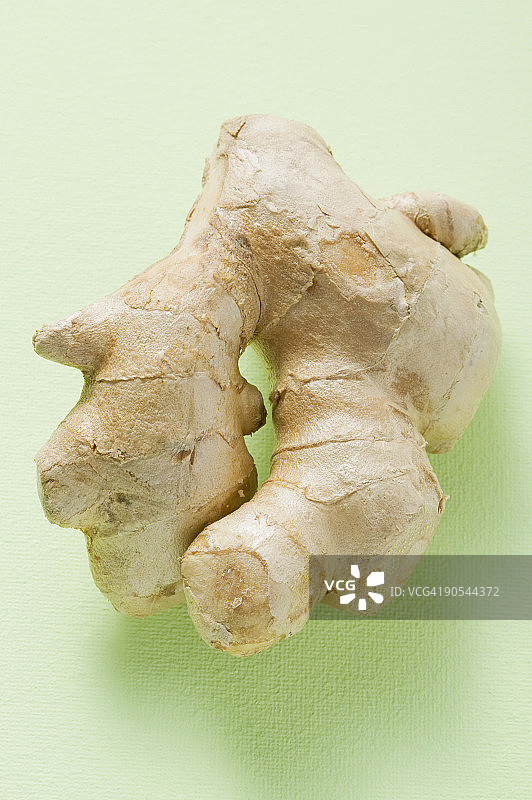 绿底上的鲜姜根特写图片素材