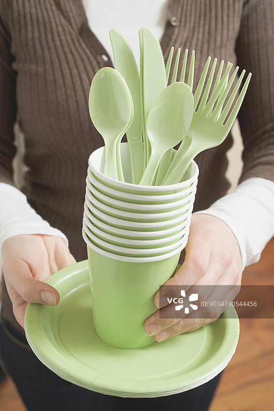 女人手持一次性餐具（中段）图片素材