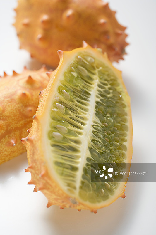 完整和对半切开的角瓜特写图片素材