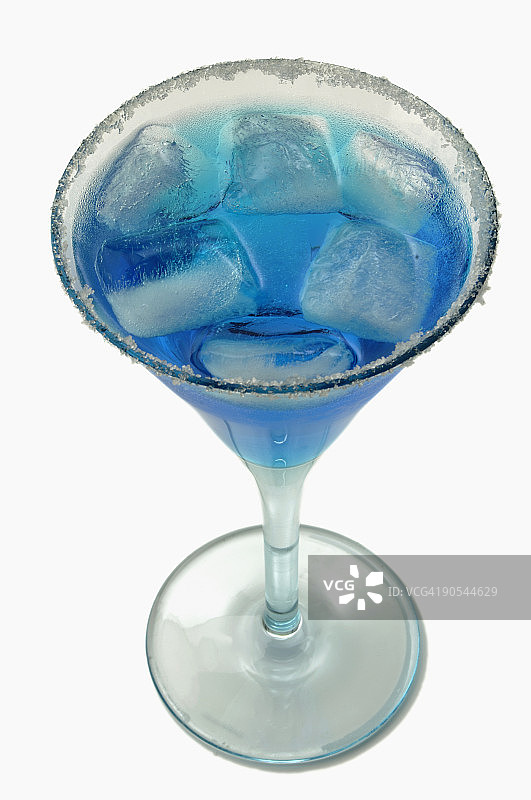 马提尼杯中的金酒鸡尾酒，高角度拍摄图片素材