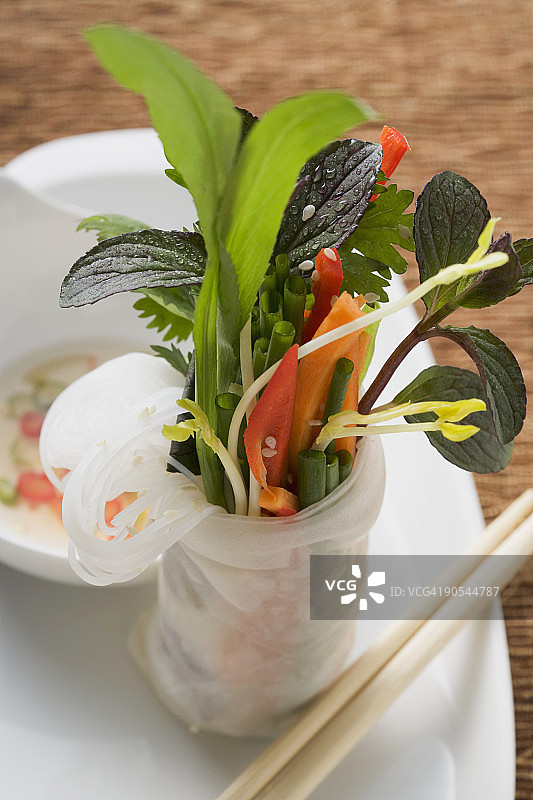 蔬菜、香草和辣椒酱馅的米纸卷图片素材