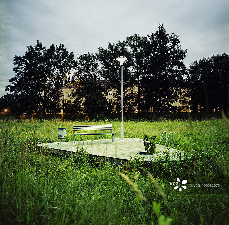 公园草地中带底座的长椅图片素材