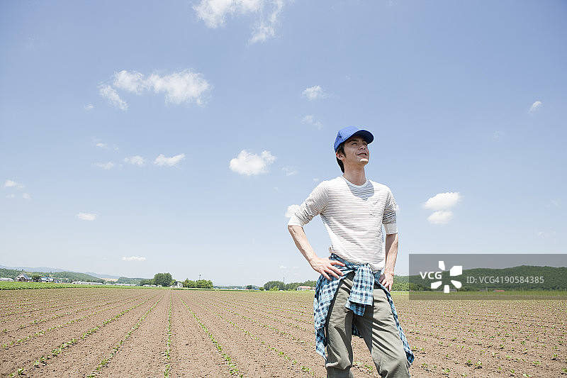 中年男人站在蔬菜地里图片素材